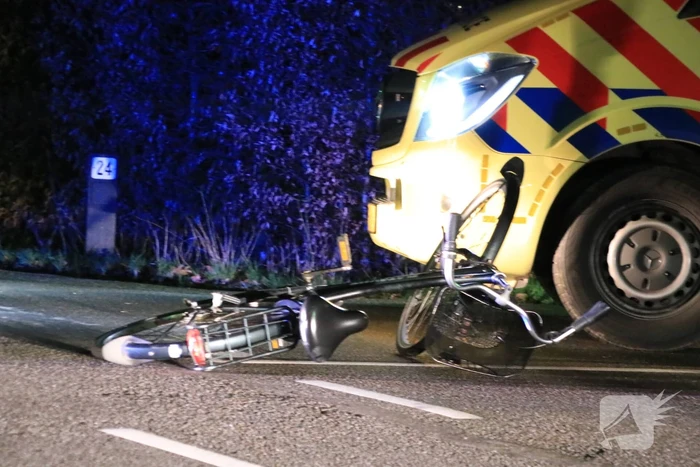 Fietser door personenauto aangereden op kruising