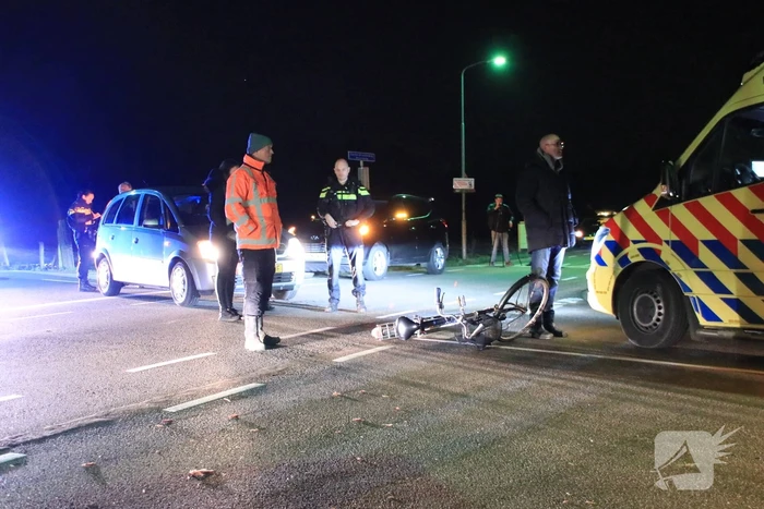 Fietser door personenauto aangereden op kruising