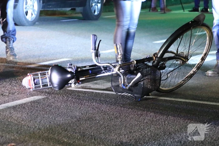 Fietser door personenauto aangereden op kruising