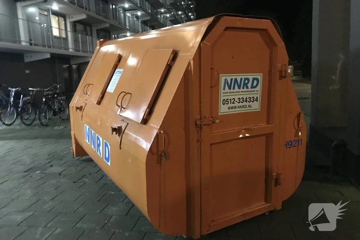 Bouwcontainer met isolatiematriaal in brand