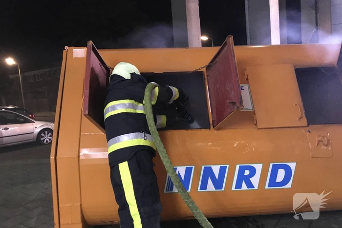Bouwcontainer met isolatiematriaal in brand