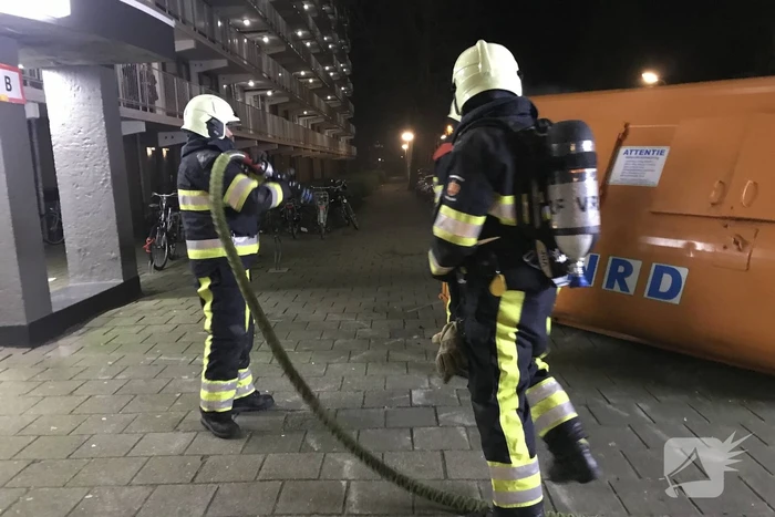 Bouwcontainer met isolatiematriaal in brand