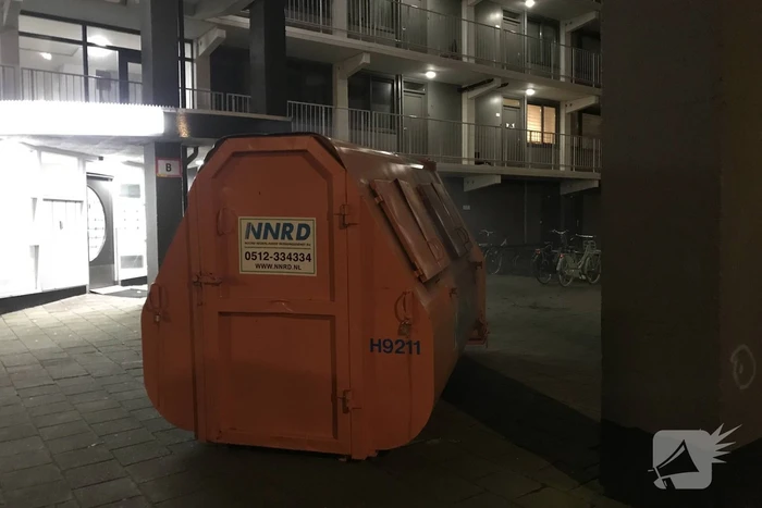 Bouwcontainer met isolatiematriaal in brand