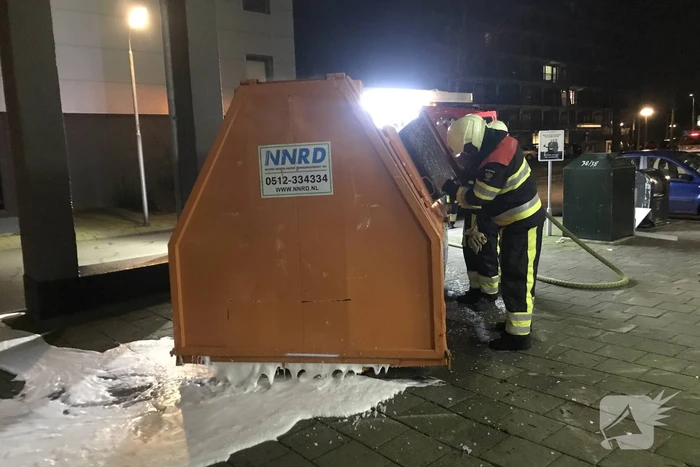Bouwcontainer met isolatiematriaal in brand