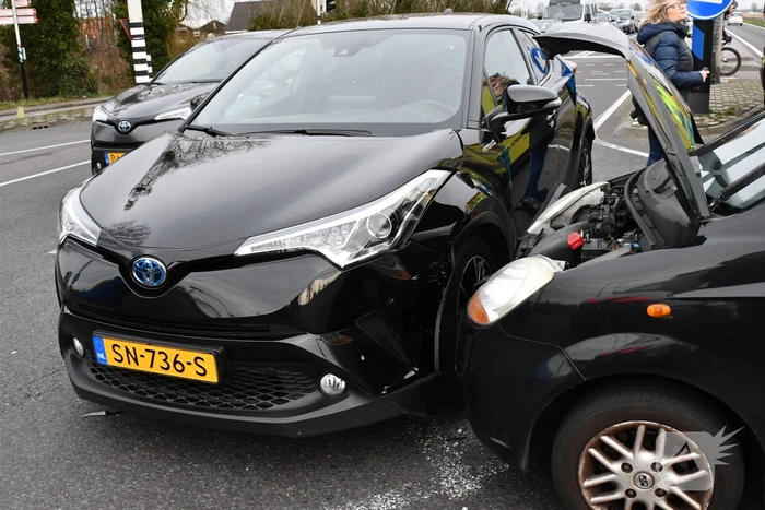 Twee auto's botsen op kruising