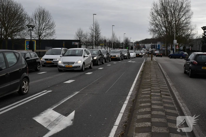 Twee auto's botsen op kruising