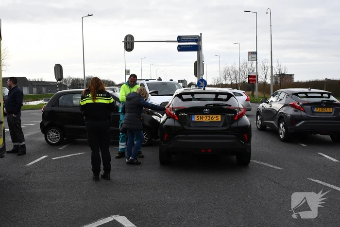 Twee auto's botsen op kruising
