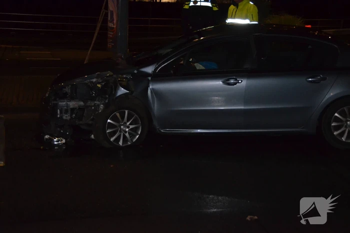 Auto zwaarbeschadigd na botsing tegen bloembak