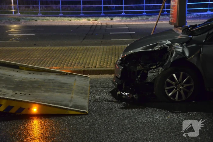 Auto zwaarbeschadigd na botsing tegen bloembak