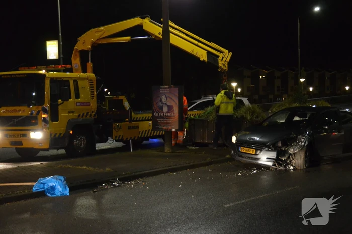 Auto zwaarbeschadigd na botsing tegen bloembak
