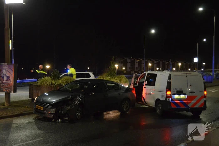 Auto zwaarbeschadigd na botsing tegen bloembak