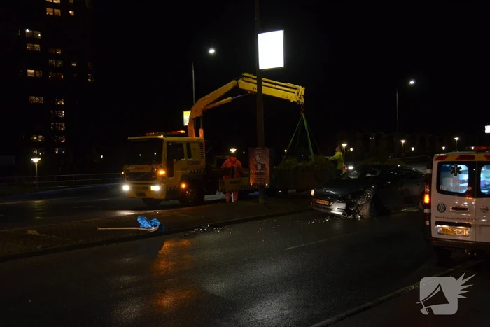 Auto zwaarbeschadigd na botsing tegen bloembak
