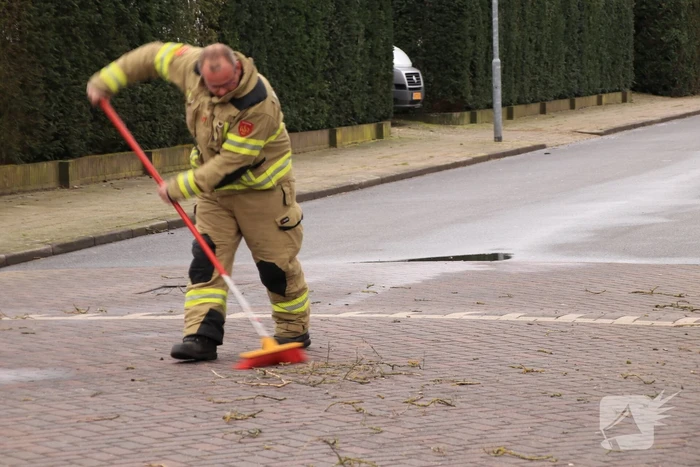 Gevaarlijk hangende tak verwijderd