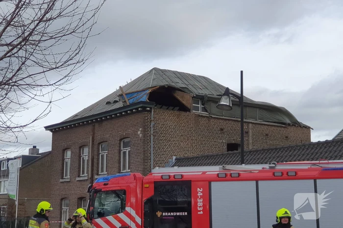 Dak van woning losgewaaid