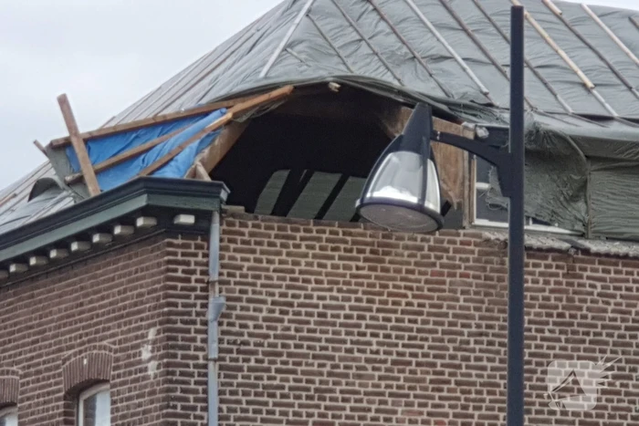 Dak van woning losgewaaid