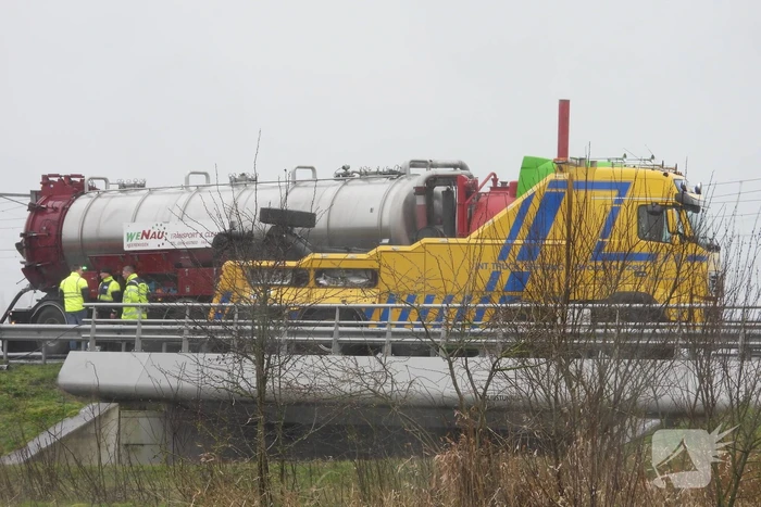 Melkwagen kantelt door harde wind