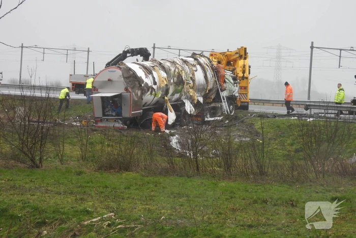 Melkwagen kantelt door harde wind
