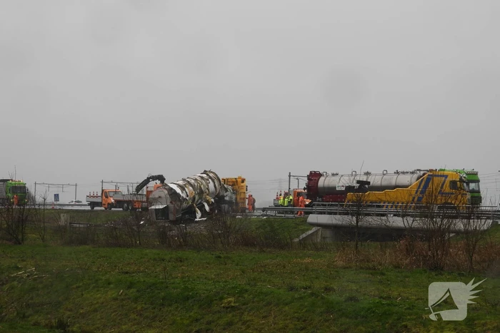Melkwagen kantelt door harde wind