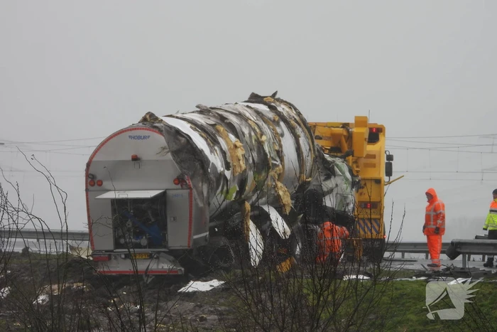 Melkwagen kantelt door harde wind