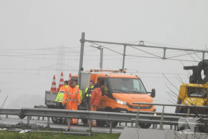 Melkwagen kantelt door harde wind