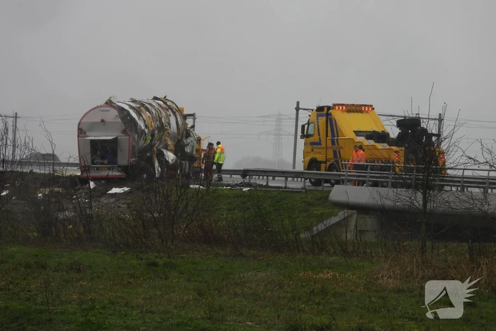 Melkwagen kantelt door harde wind