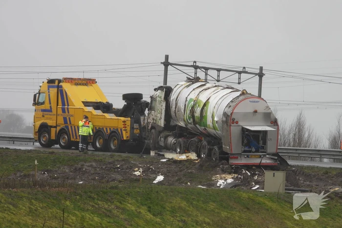 Melkwagen kantelt door harde wind