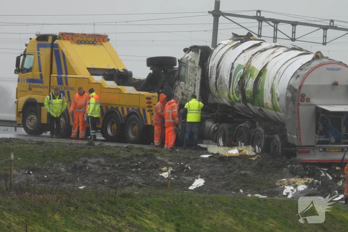 Melkwagen kantelt door harde wind