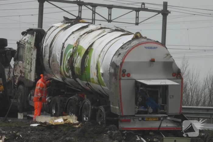Melkwagen kantelt door harde wind