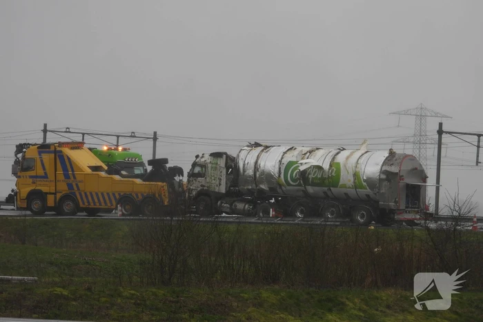 Melkwagen kantelt door harde wind