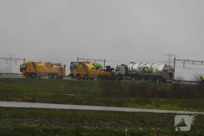 Melkwagen kantelt door harde wind