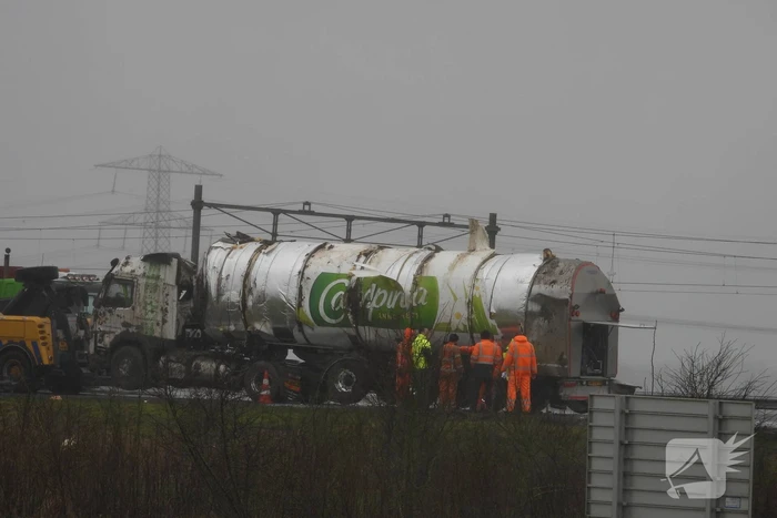 Melkwagen kantelt door harde wind