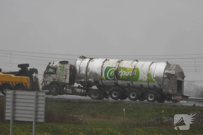 Melkwagen kantelt door harde wind