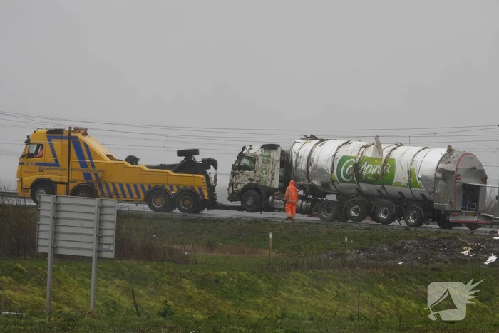 Melkwagen kantelt door harde wind
