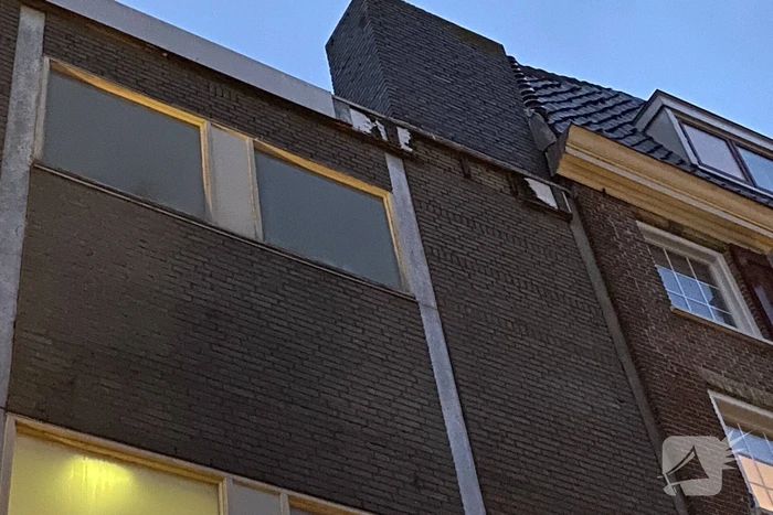 Gevelplaat pand losgewaaid