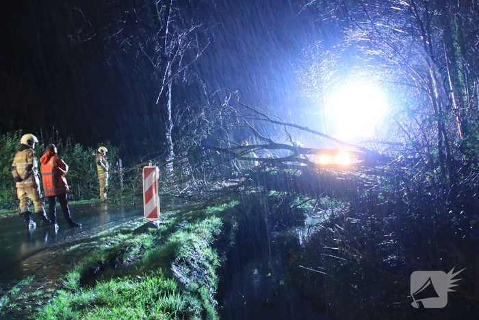 Afgebroken boom verspert weg