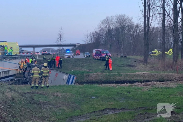 Bestelbus raakt van de weg en belandt te water