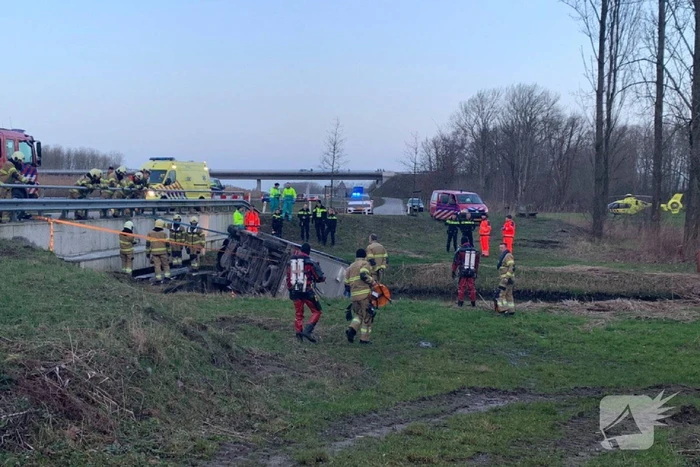 Bestelbus raakt van de weg en belandt te water
