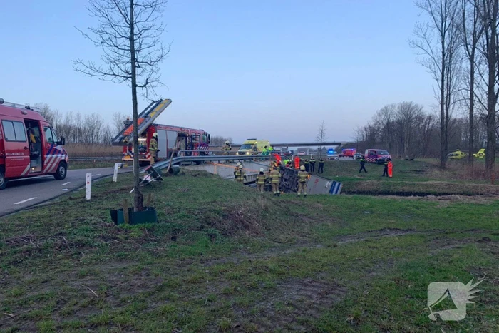 Bestelbus raakt van de weg en belandt te water