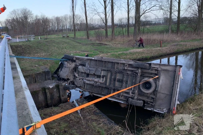 Bestelbus raakt van de weg en belandt te water