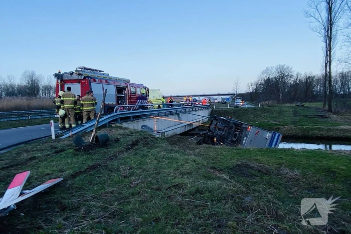 Bestelbus raakt van de weg en belandt te water