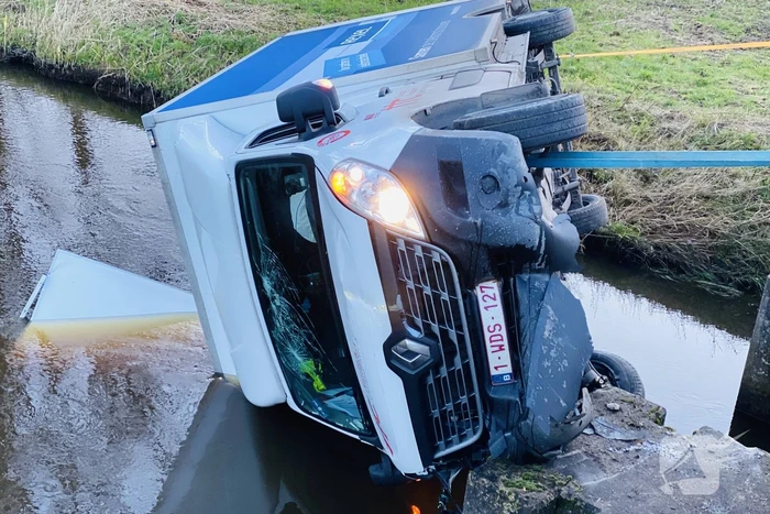 Bestelbus raakt van de weg en belandt te water