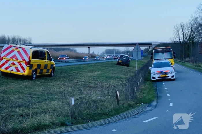 Bestelbus raakt van de weg en belandt te water