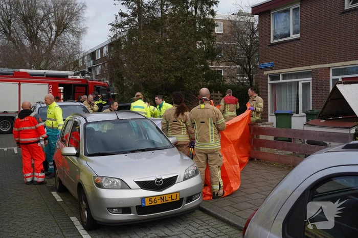 Man schiet met auto voortuin in en komt om het leven