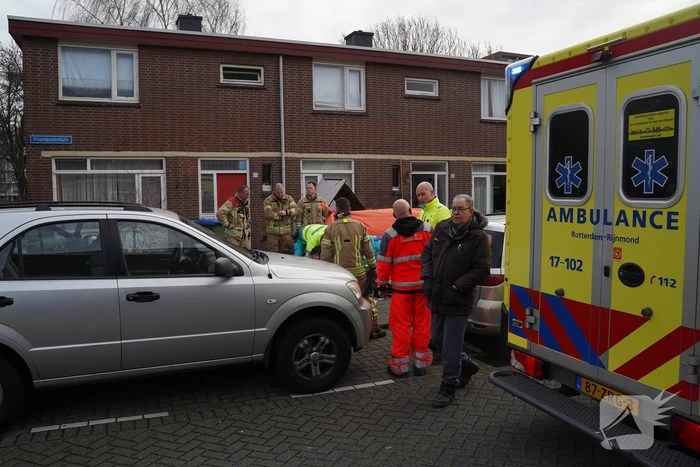 Man schiet met auto voortuin in en komt om het leven