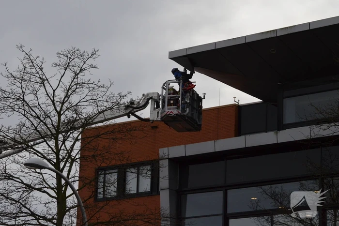 Dakplaat Albert Heijn Distributiecentrum door harde wind losgelaten