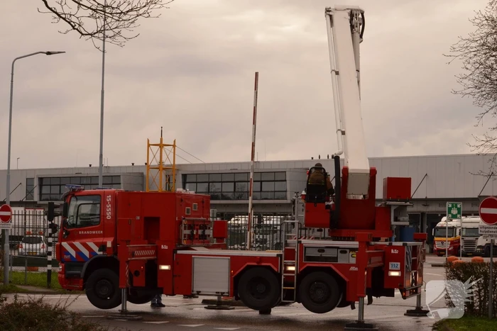 Dakplaat Albert Heijn Distributiecentrum door harde wind losgelaten