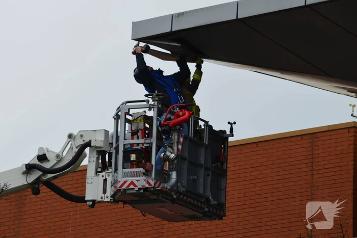 Dakplaat Albert Heijn Distributiecentrum door harde wind losgelaten