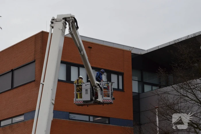 Dakplaat Albert Heijn Distributiecentrum door harde wind losgelaten