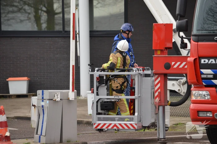 Dakplaat Albert Heijn Distributiecentrum door harde wind losgelaten