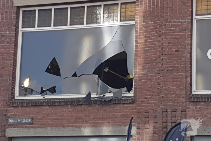 Raam gesprongen door harde wind